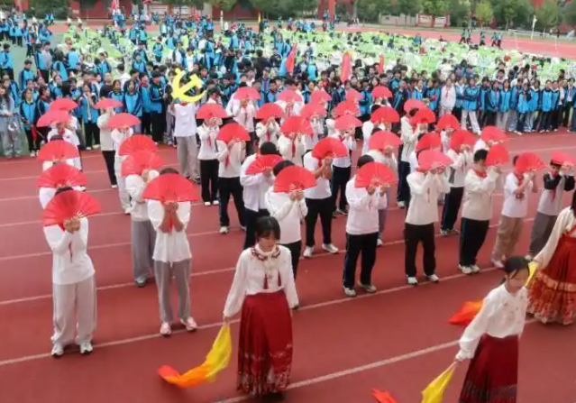 笃定中学的高一重生眉宇间有一股新学校新起点才有的锐气 笃定中学的高一重生眉宇间有一股新学校新起点才有的锐气